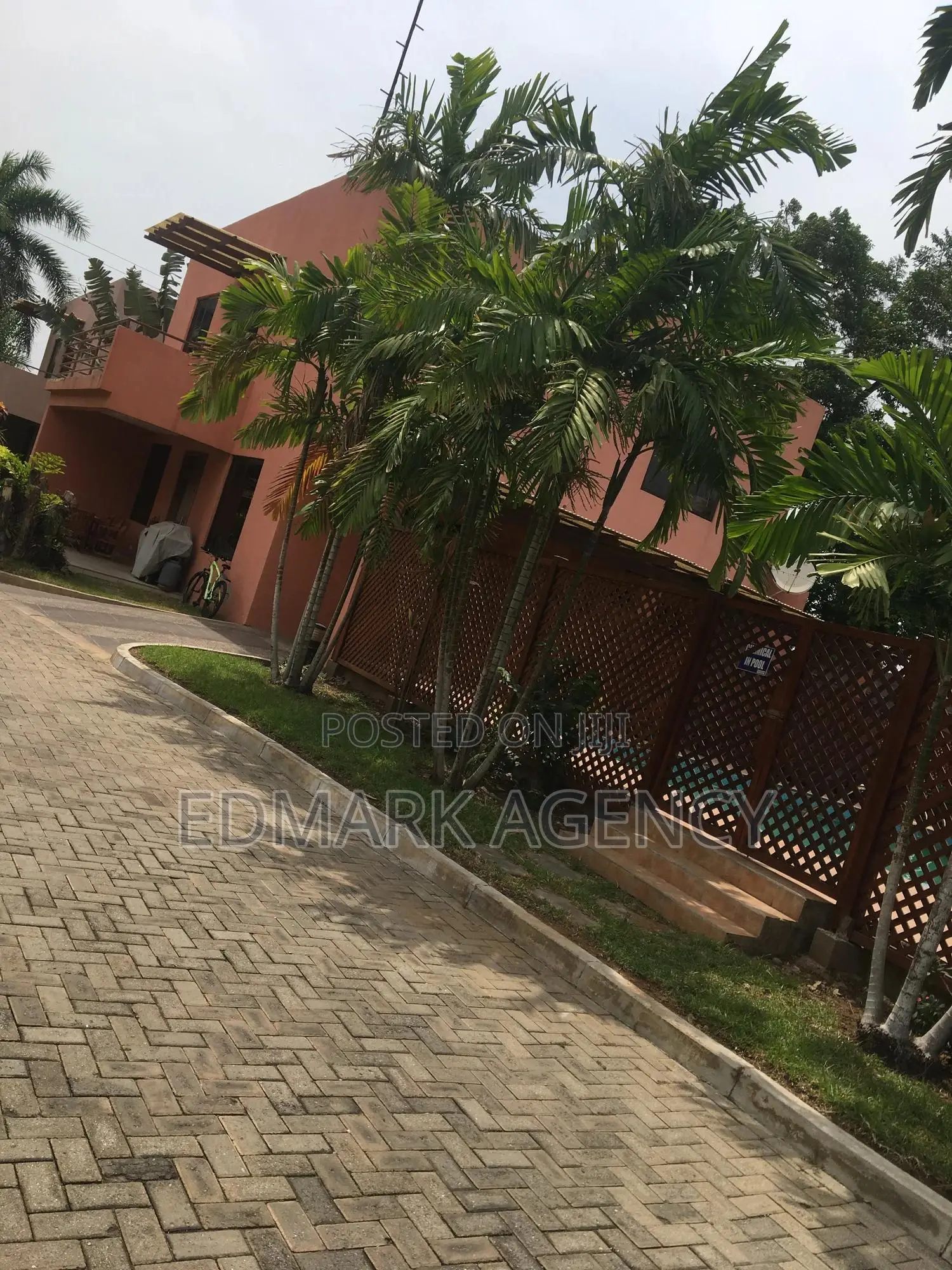 4bdrm Townhouse/Terrace in Abelenkpe, Lincoln School Area for sale