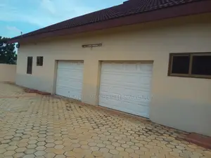 5bdrm House in Comm22, Tema Metropolitan for sale
