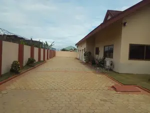5bdrm House in Comm22, Tema Metropolitan for sale