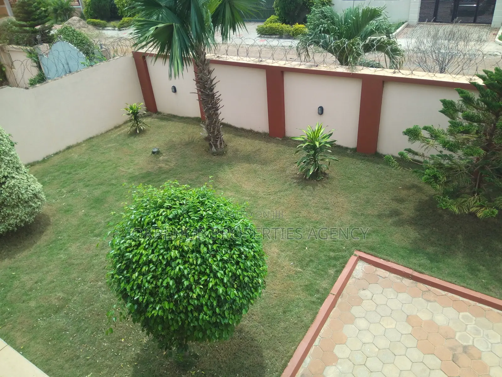 5bdrm House in Comm22, Tema Metropolitan for sale