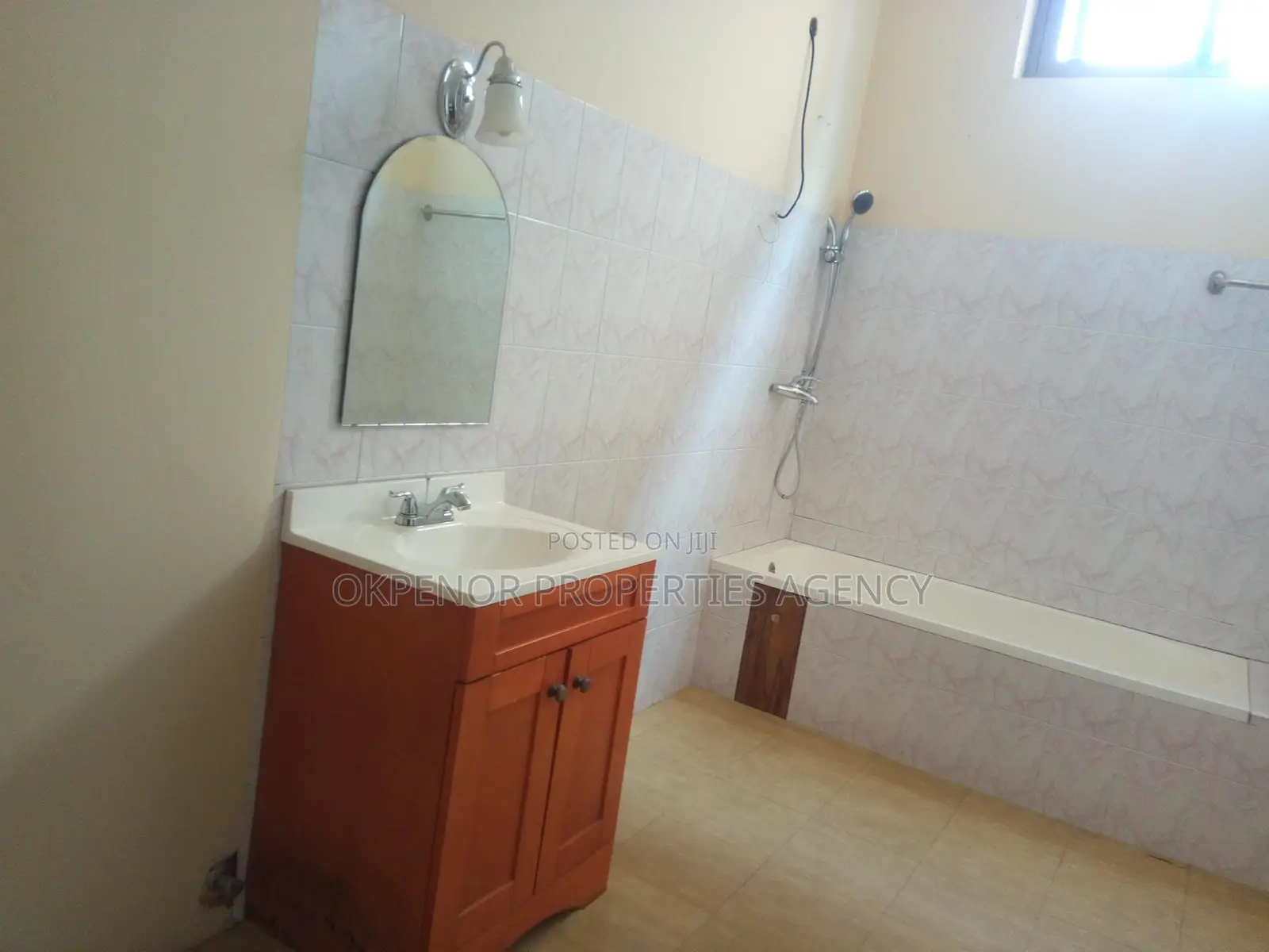 5bdrm House in Comm22, Tema Metropolitan for sale