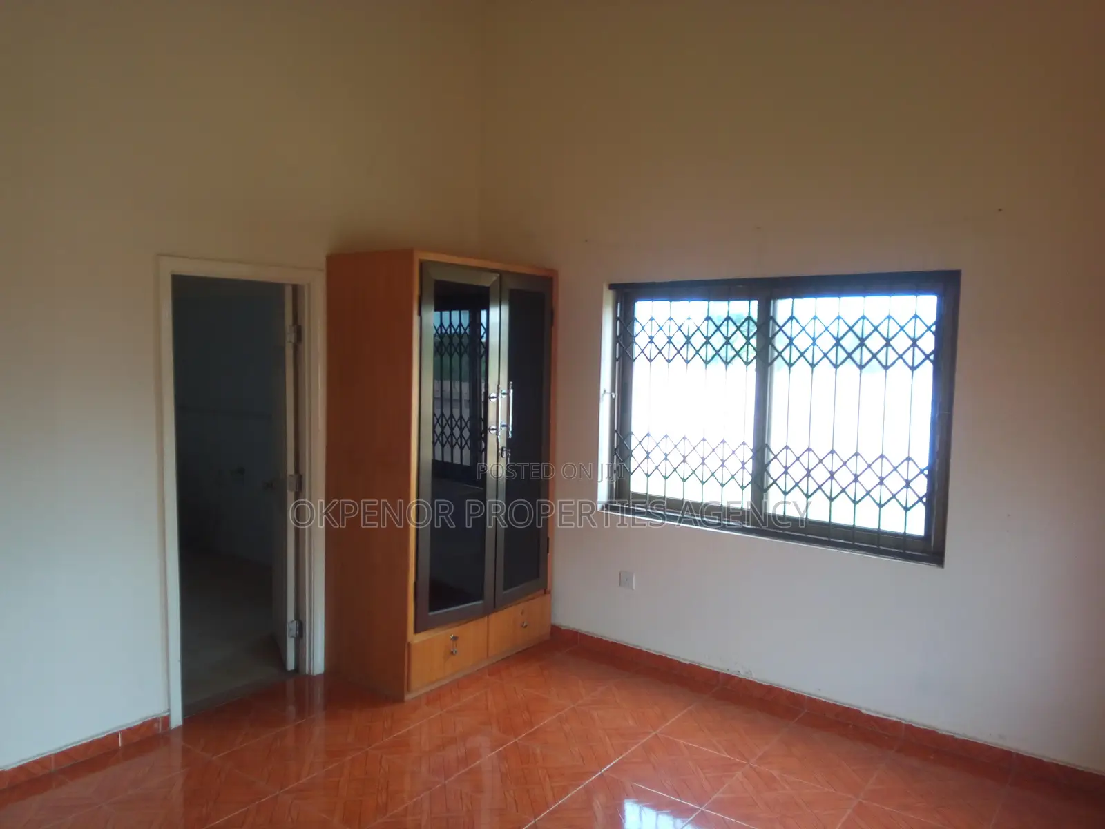 5bdrm House in Comm22, Tema Metropolitan for sale