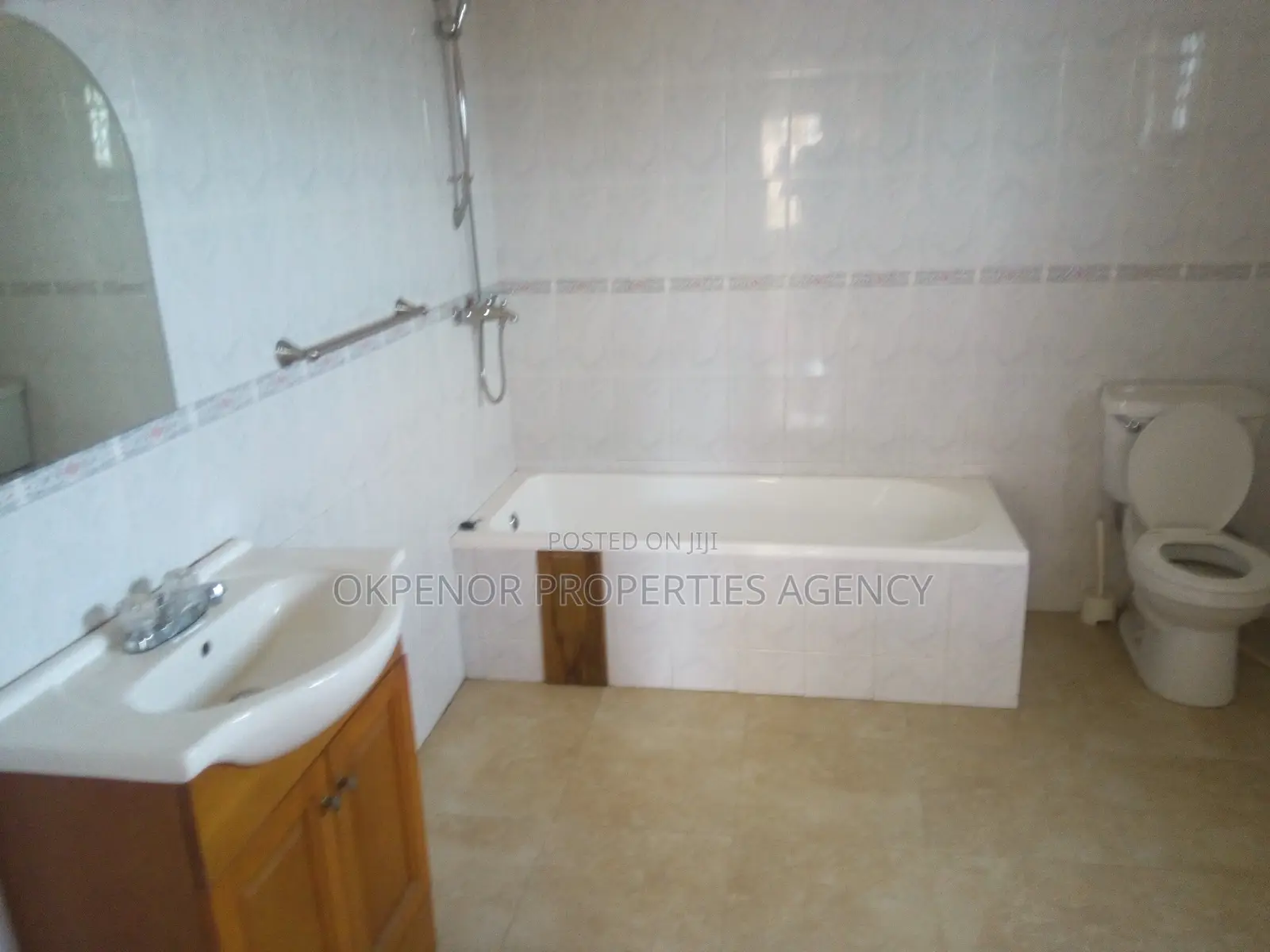 5bdrm House in Comm22, Tema Metropolitan for sale
