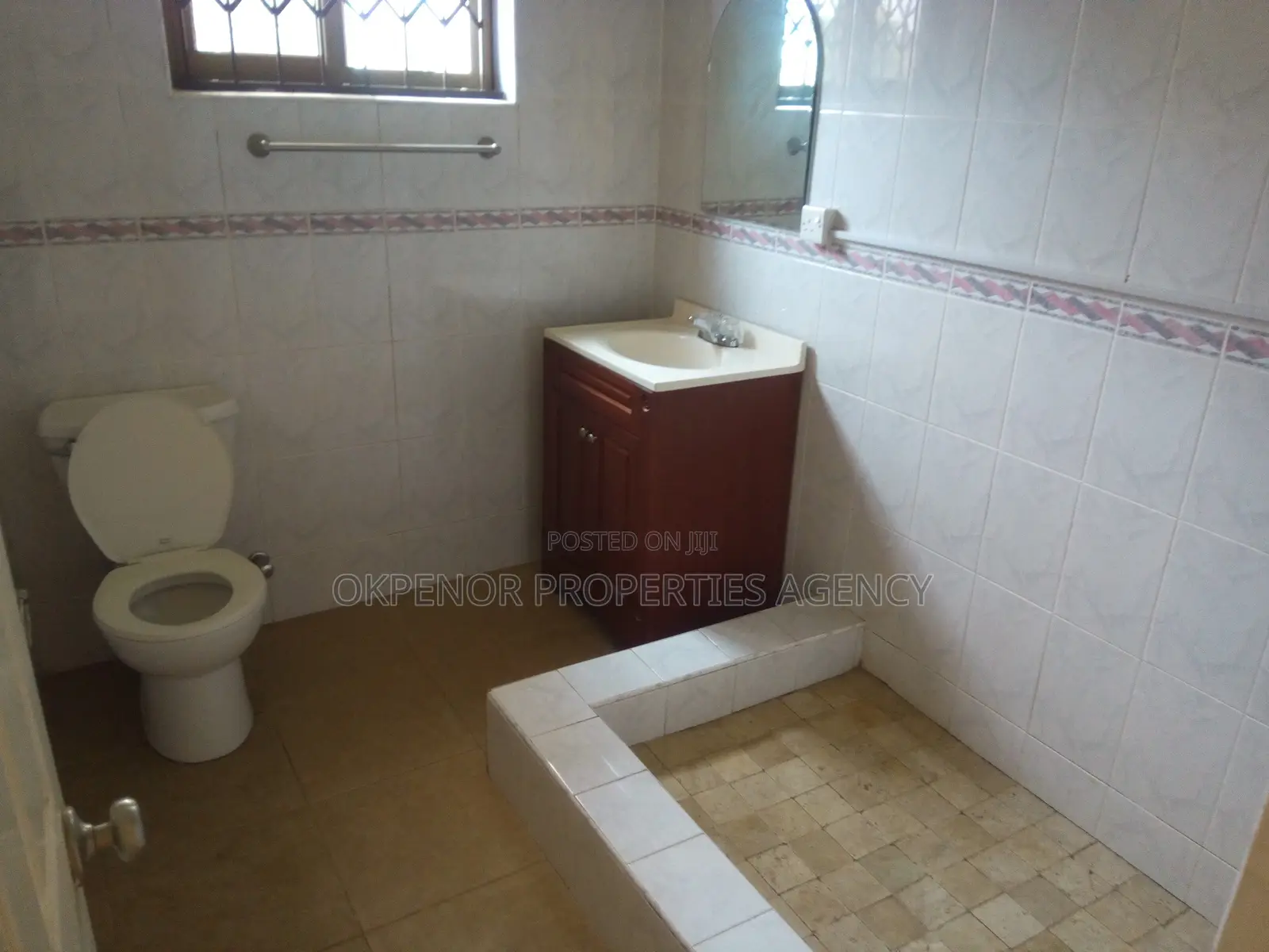 5bdrm House in Comm22, Tema Metropolitan for sale