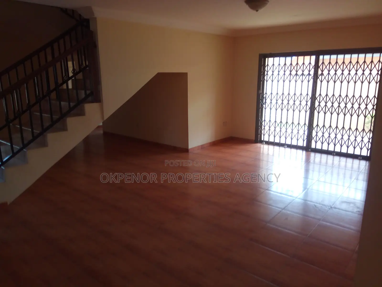5bdrm House in Comm22, Tema Metropolitan for sale