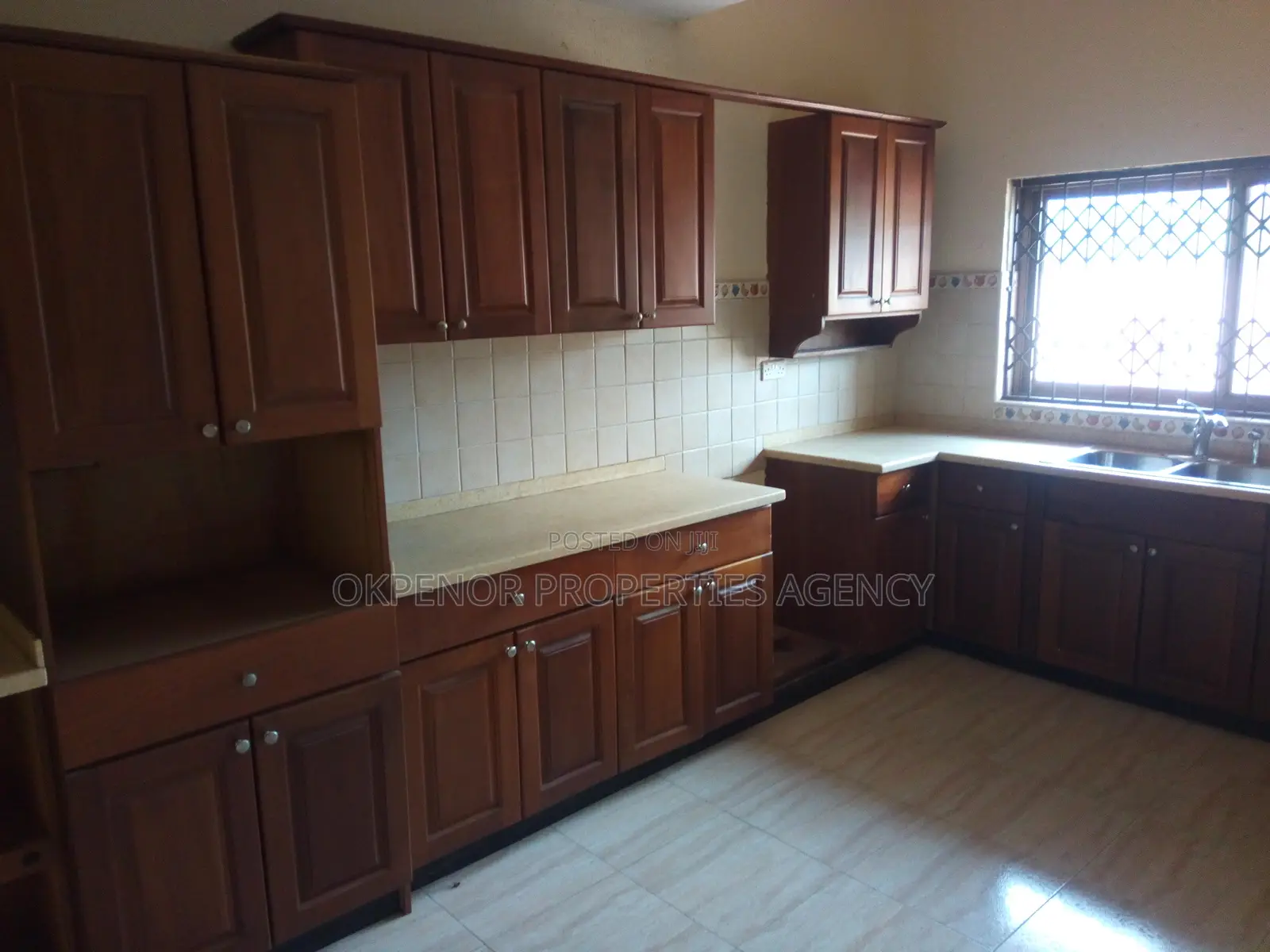 5bdrm House in Comm22, Tema Metropolitan for sale