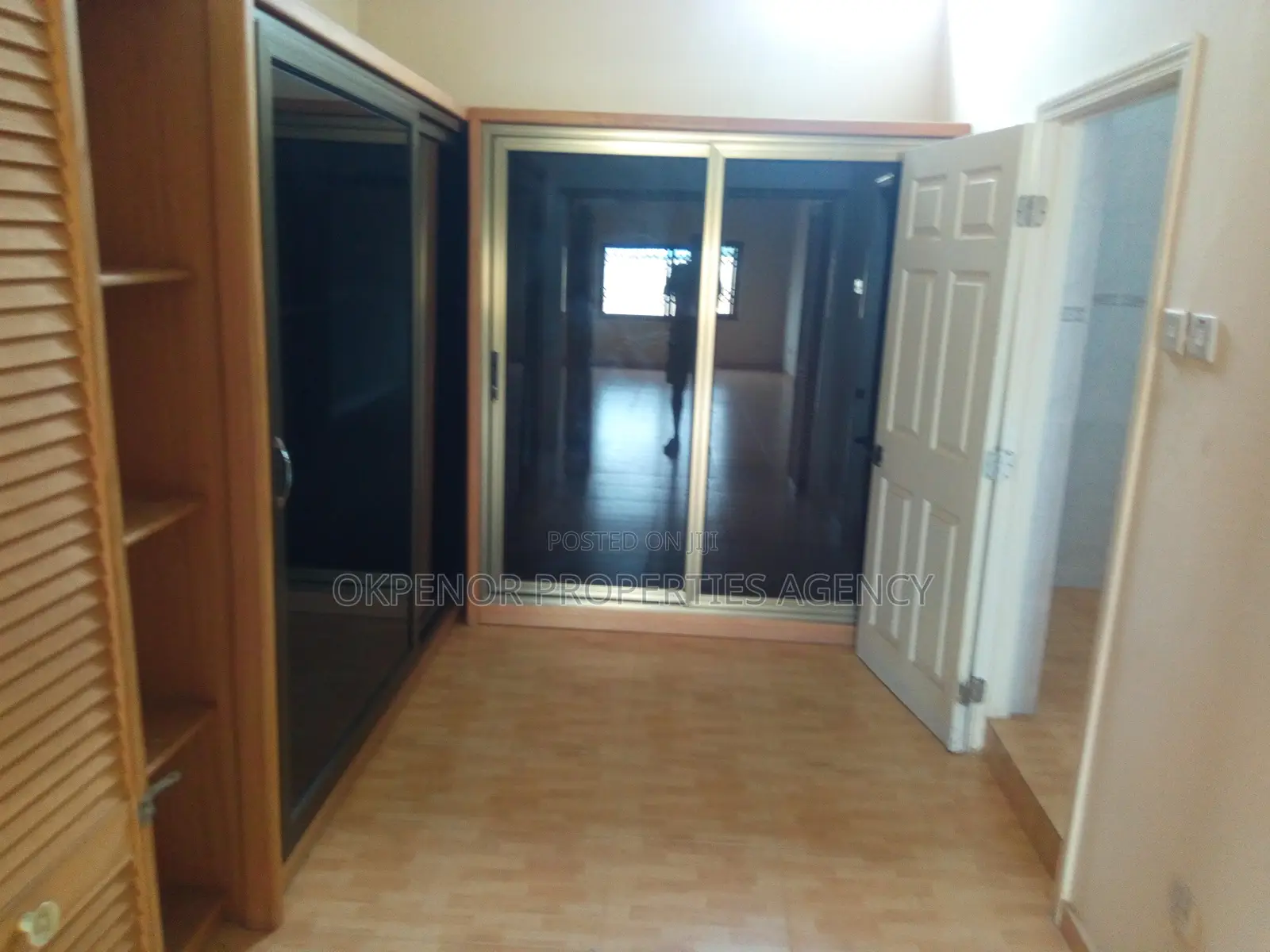 5bdrm House in Comm22, Tema Metropolitan for sale