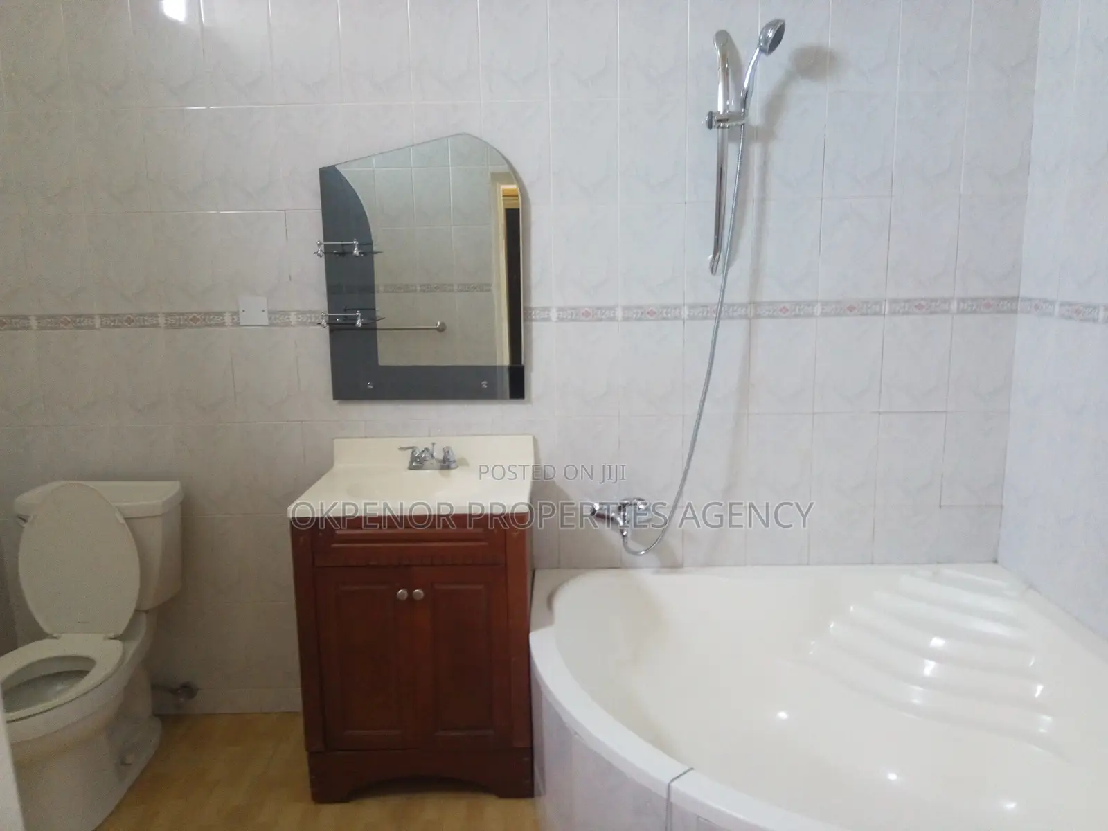 5bdrm House in Comm22, Tema Metropolitan for sale