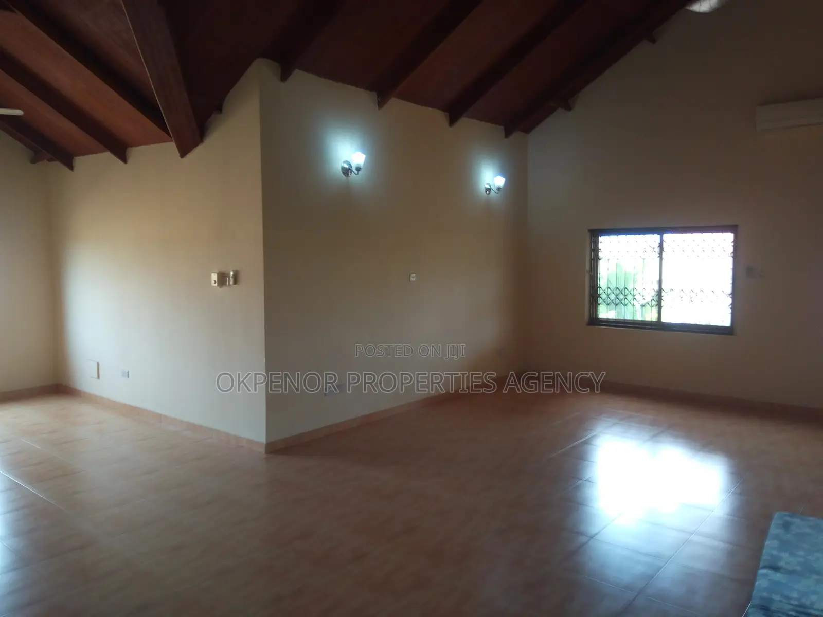 5bdrm House in Comm22, Tema Metropolitan for sale