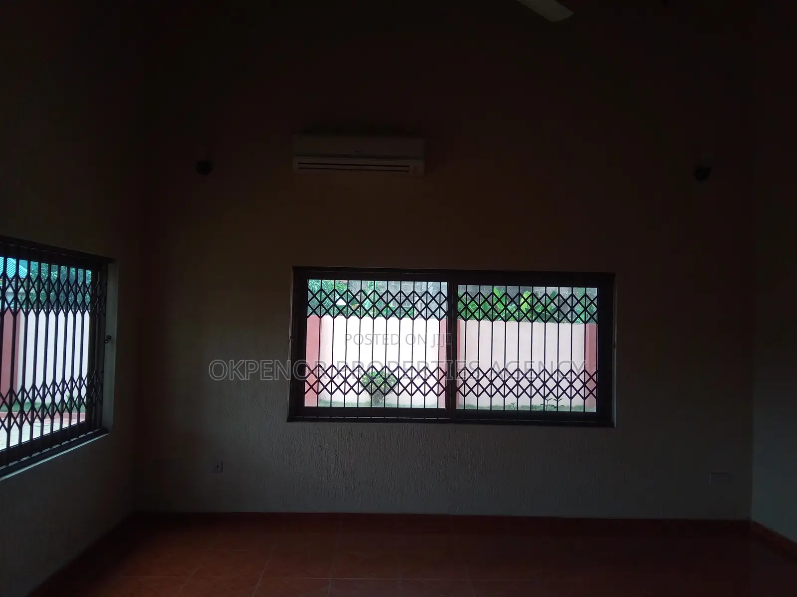 5bdrm House in Comm22, Tema Metropolitan for sale