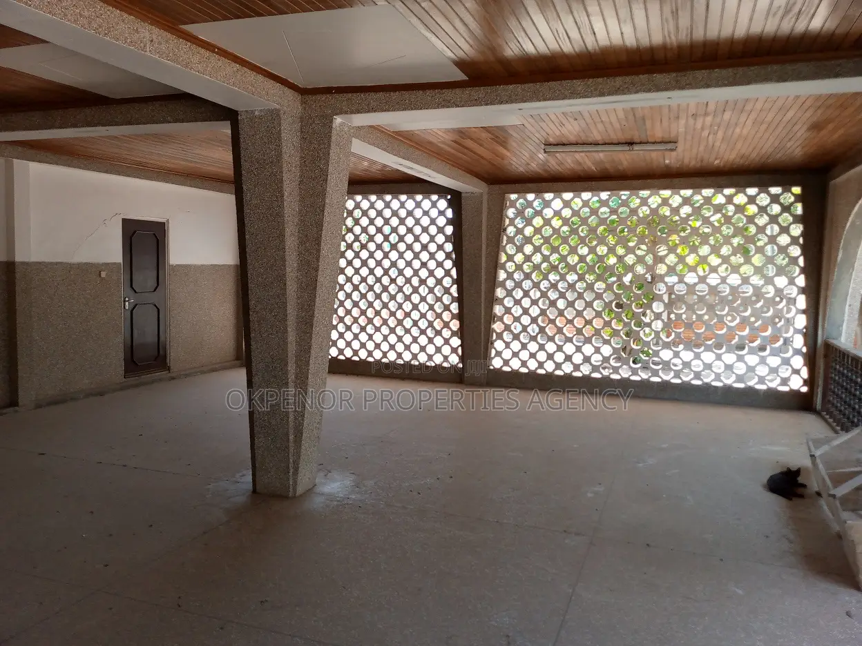 7bdrm House in Comm5, Tema Metropolitan for sale