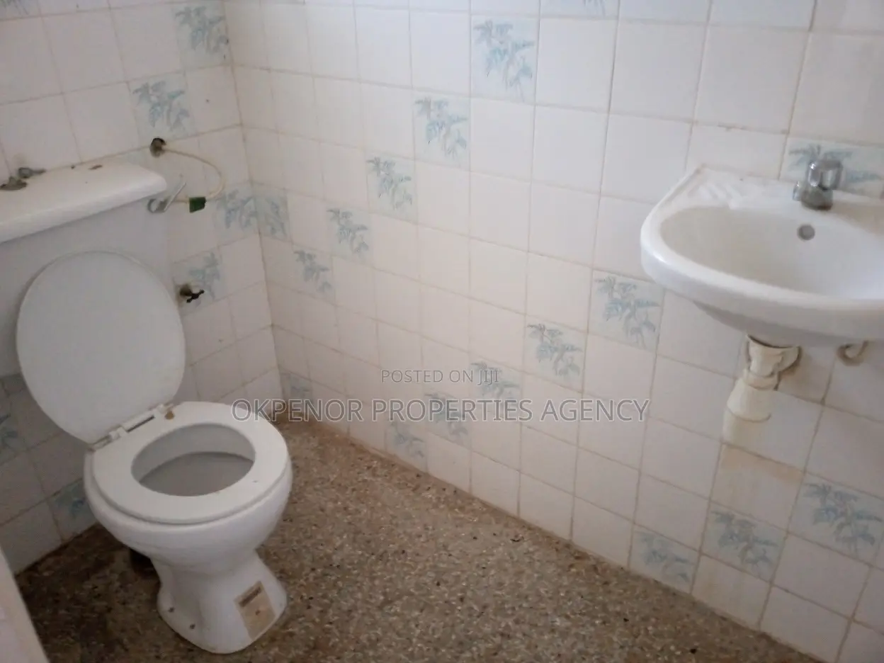 7bdrm House in Comm5, Tema Metropolitan for sale