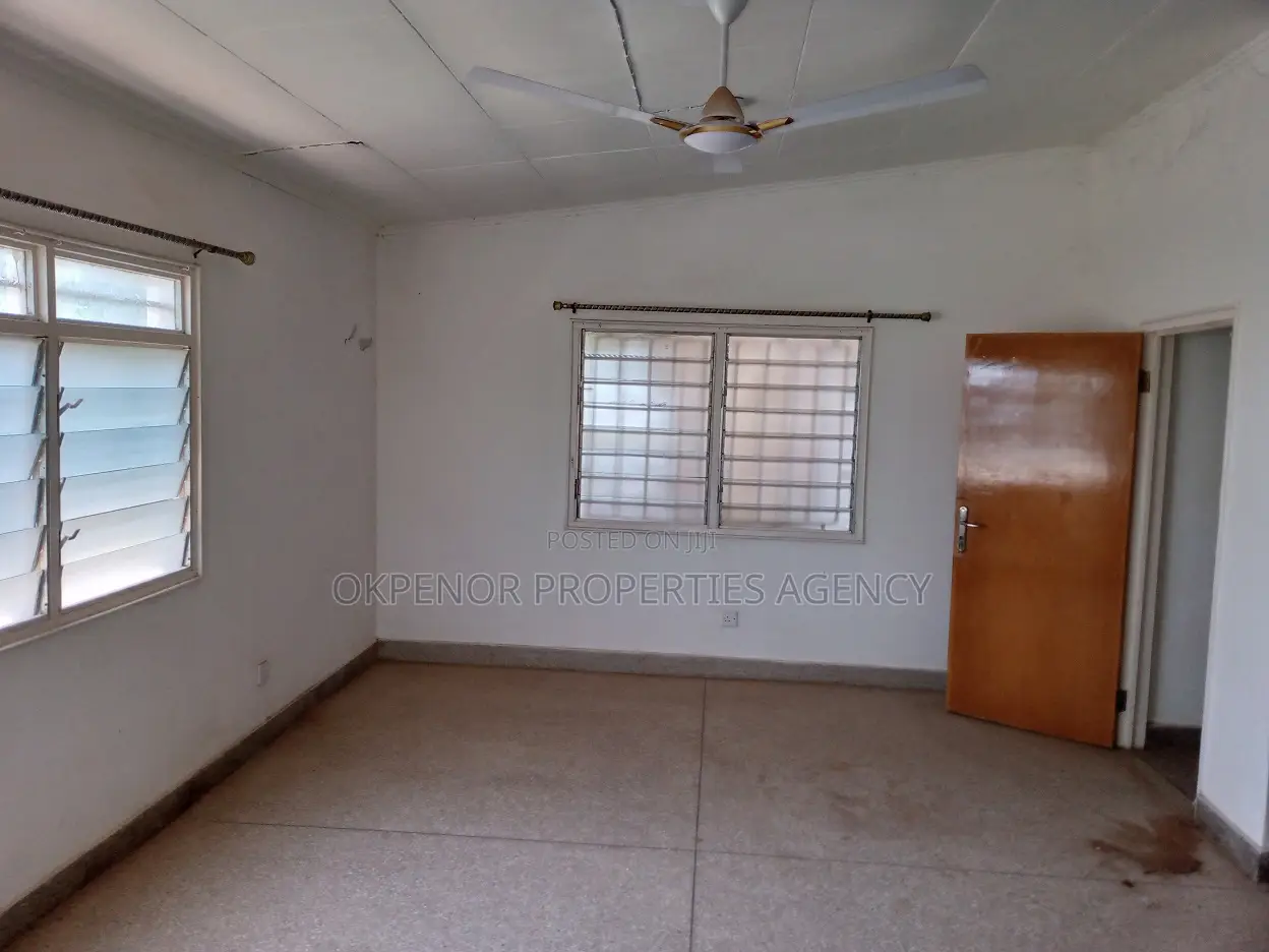 7bdrm House in Comm5, Tema Metropolitan for sale