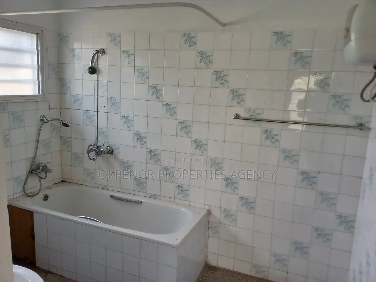 7bdrm House in Comm5, Tema Metropolitan for sale