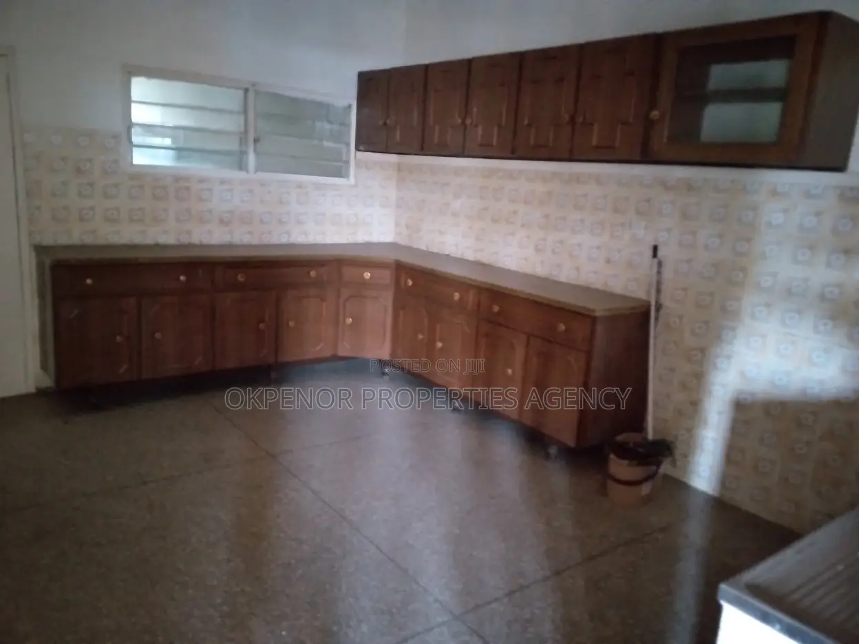 7bdrm House in Comm5, Tema Metropolitan for sale
