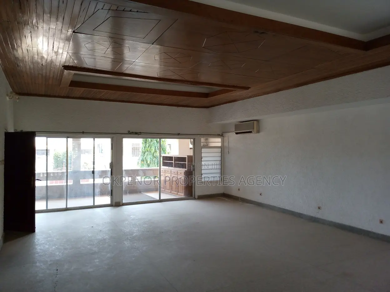 7bdrm House in Comm5, Tema Metropolitan for sale