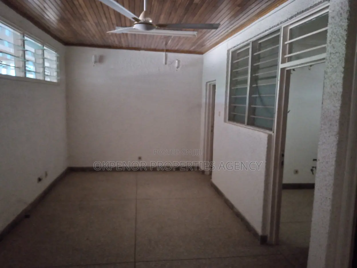 7bdrm House in Comm5, Tema Metropolitan for sale