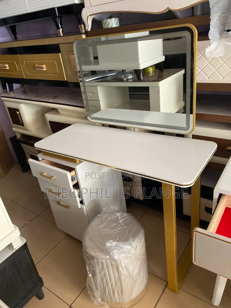Modern Dressing Mirror Set With Seat