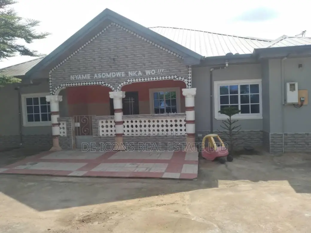 4bdrm Mansion in De-Icons Real Estate, Awutu Senya East Municipal