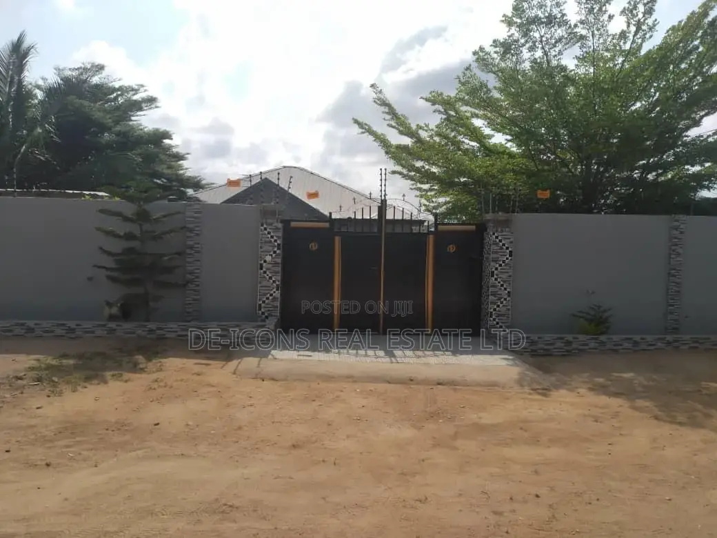 4bdrm Mansion in De-Icons Real Estate, Awutu Senya East Municipal