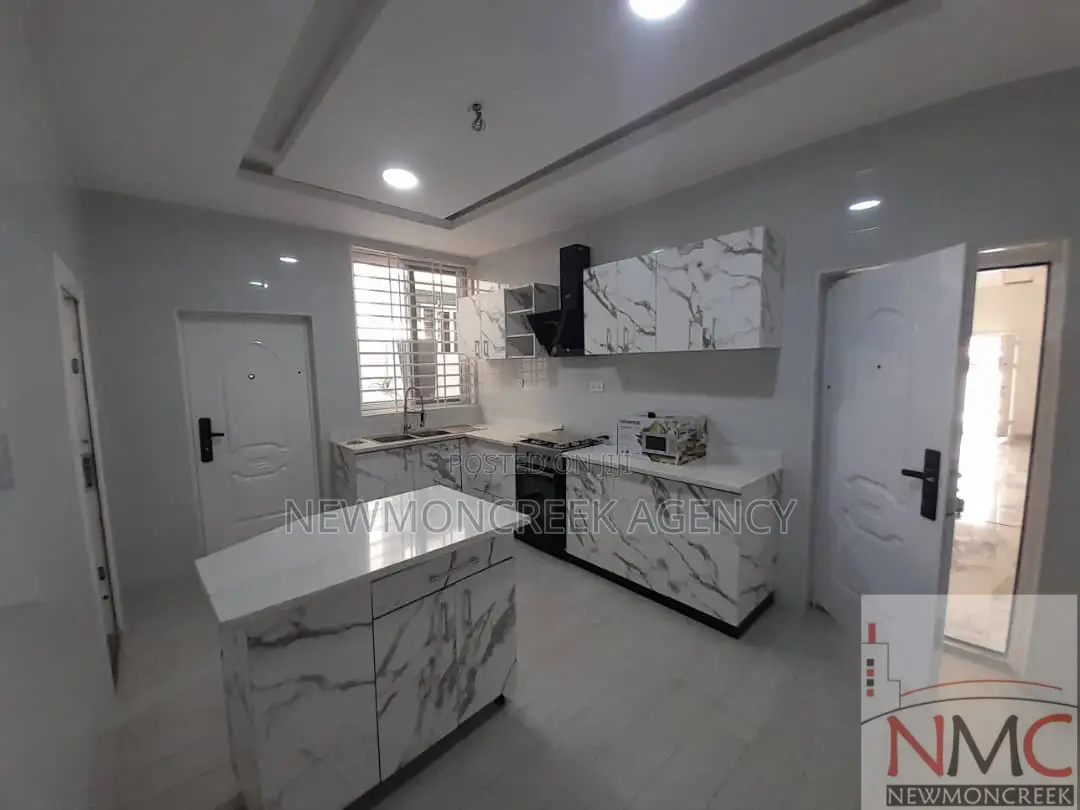 5bdrm Duplex in Lakeside Estates, Accra Metropolitan for sale