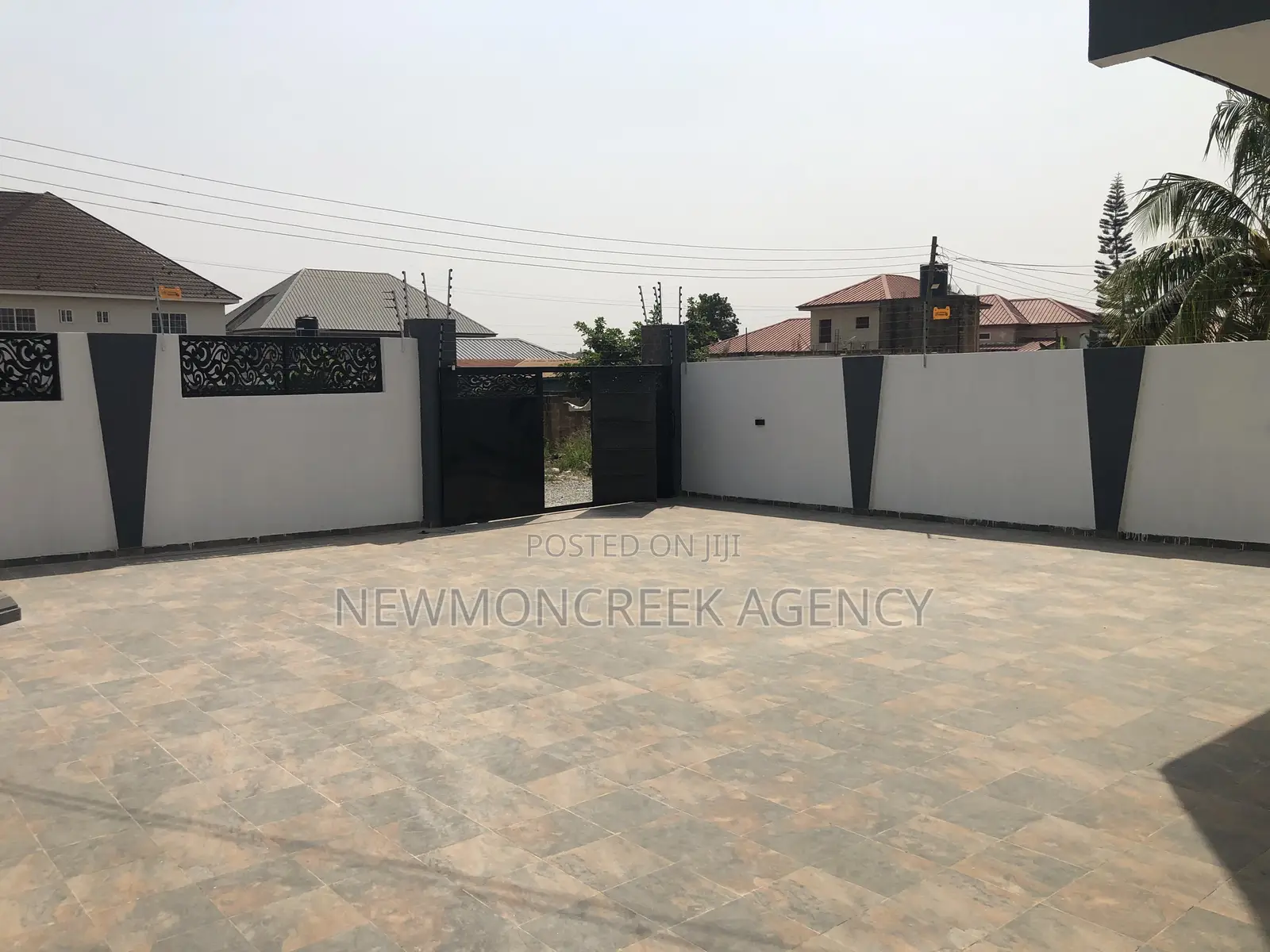 5bdrm Duplex in Lakeside Estates, Accra Metropolitan for sale