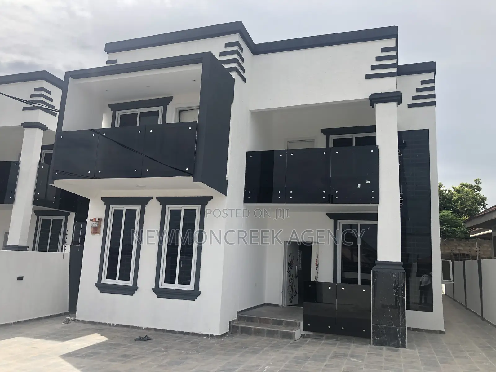 5bdrm Duplex in Lakeside Estates, Accra Metropolitan for sale