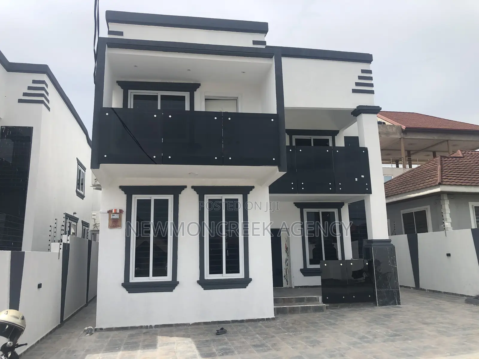 5bdrm Duplex in Lakeside Estates, Accra Metropolitan for sale