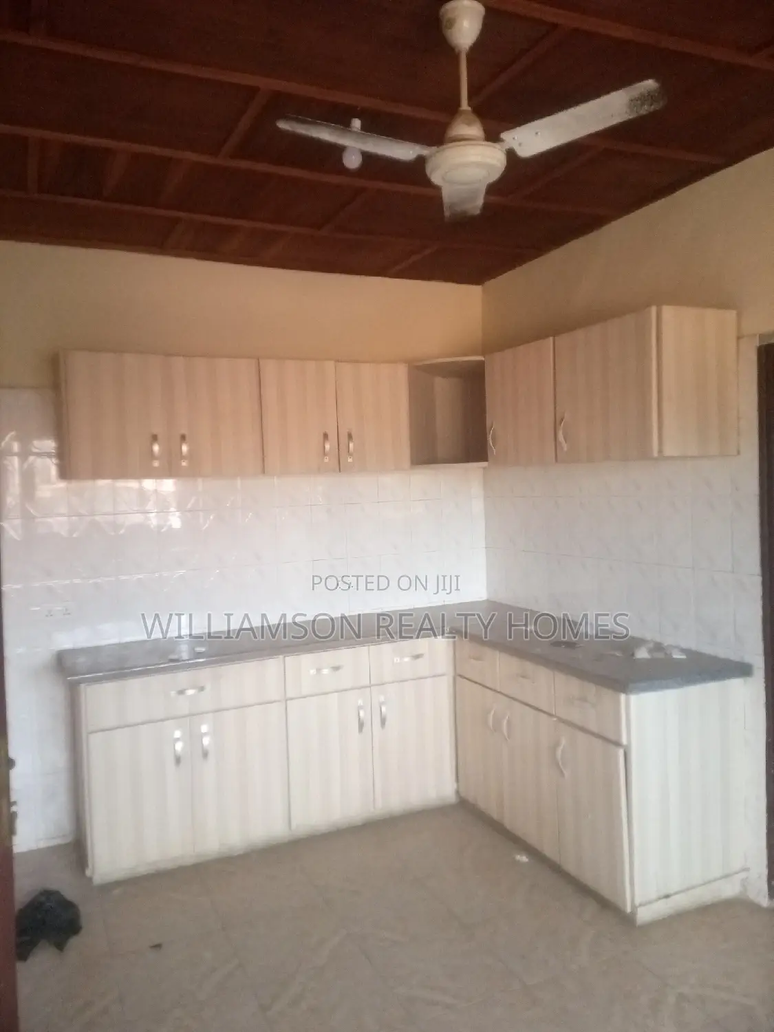 4bdrm Apartment in Community 18 Area, Spintex for rent