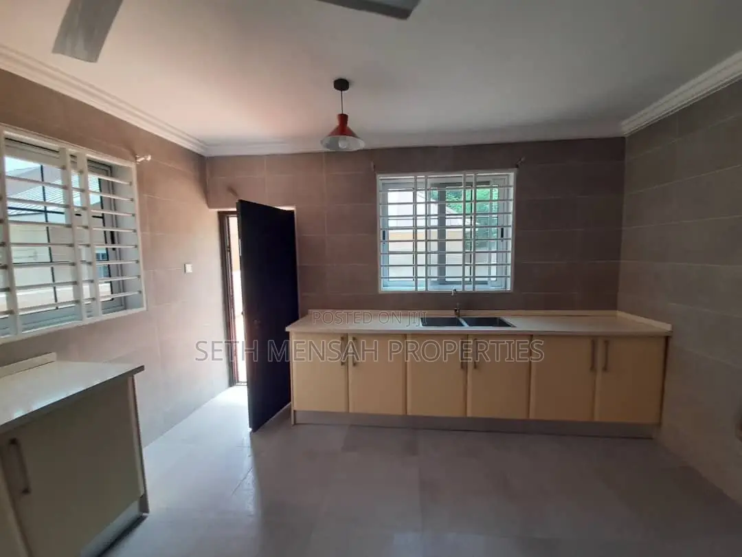 5bdrm House in Skm, Achimota for rent