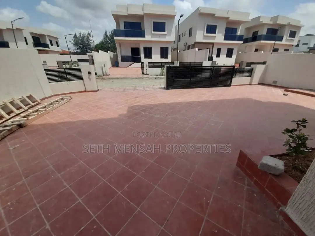 4bdrm House in Skm, Spintex for sale