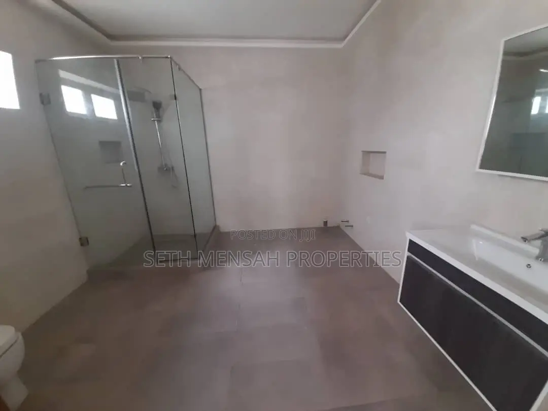 4bdrm House in Skm, Spintex for sale