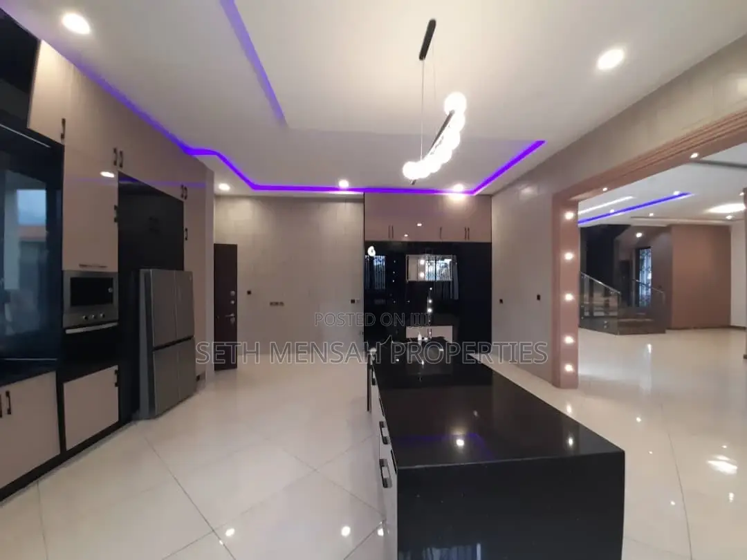 5bdrm House in Skm, Spintex for sale