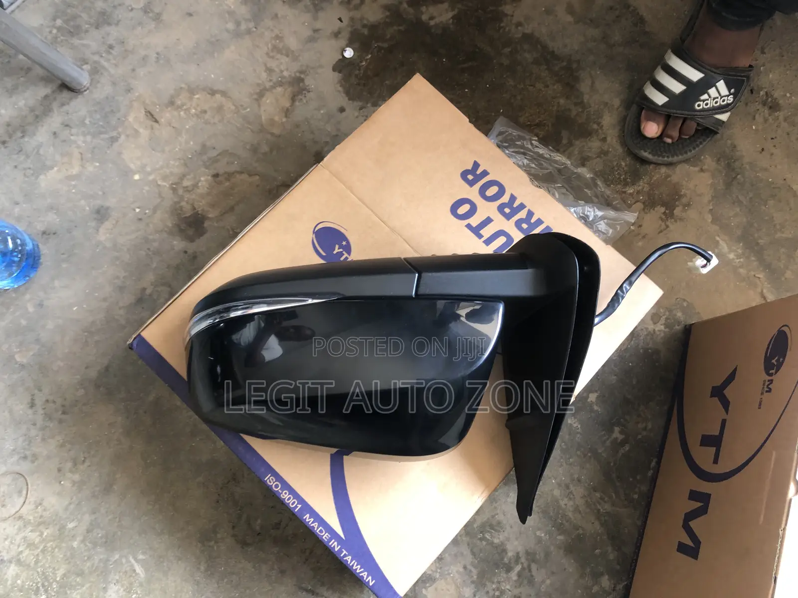 Toyota Tacoma 2017-2018 Complete Mirror Glass