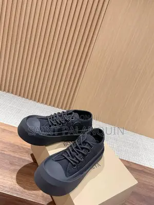 Vaneta Bottega Canvas
