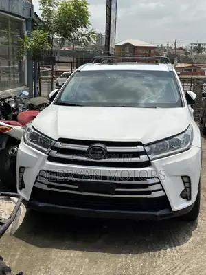 Toyota Highlander XLE 4x4 V6 (3.5L 6cyl 8A) 2018 White