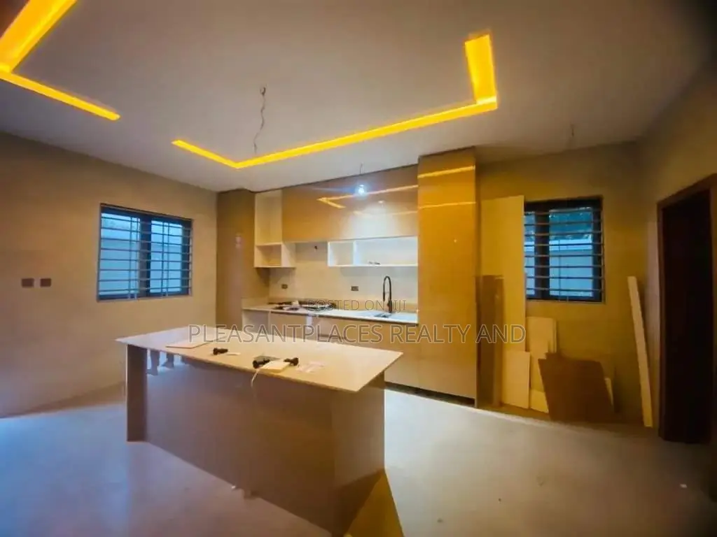 4bdrm Duplex in Pleasantplaces, Adenta for sale