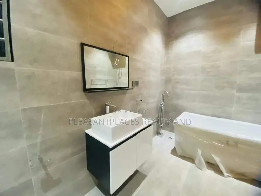 4bdrm Duplex in Pleasantplaces, Adenta for sale