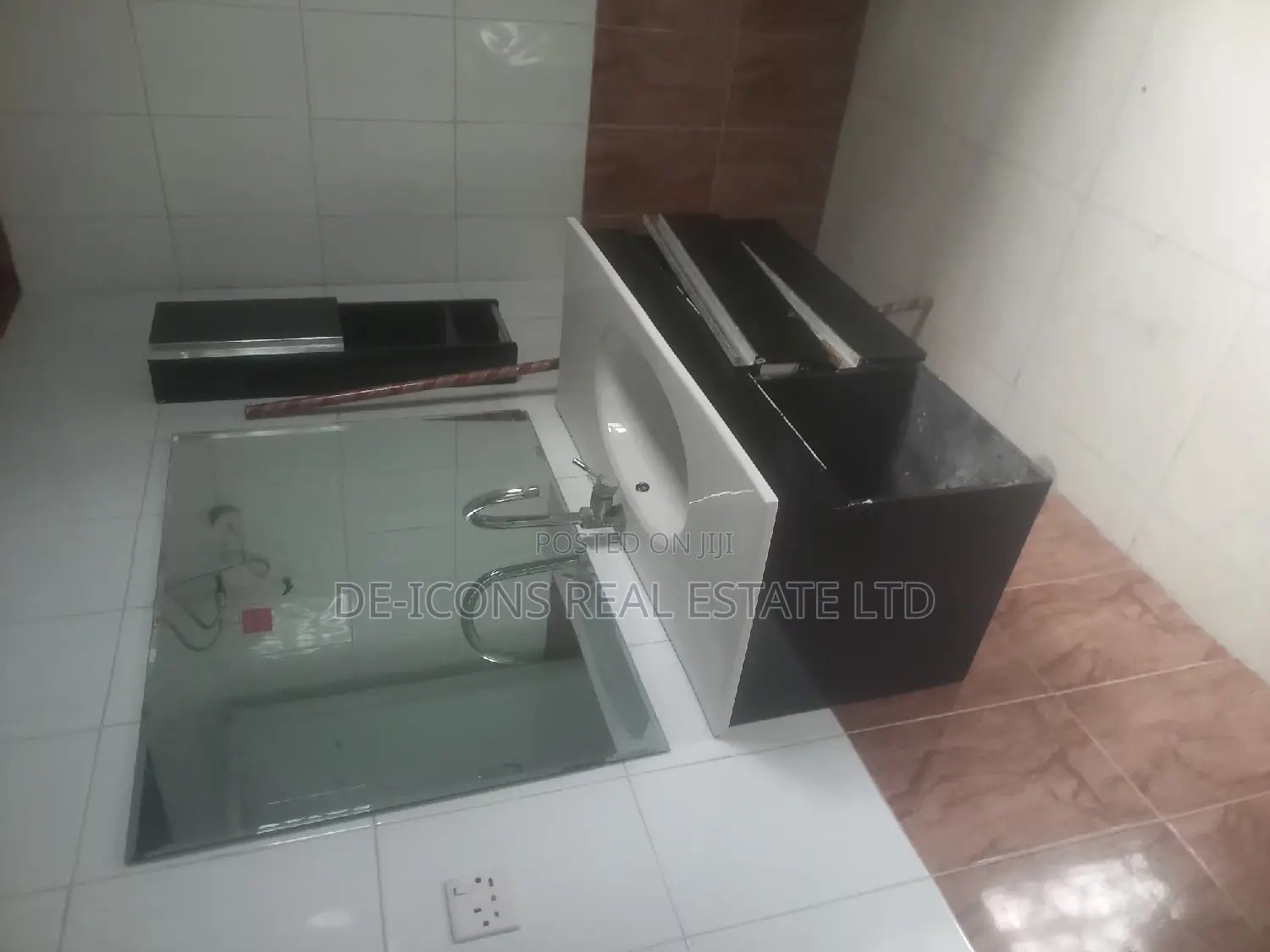 4bdrm Mansion in De-Icons Real Estate, Awutu Senya East Municipal
