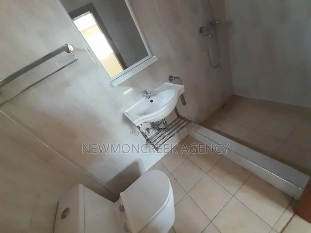 14bdrm Duplex in Ashongman Estate, Accra Metropolitan for sale