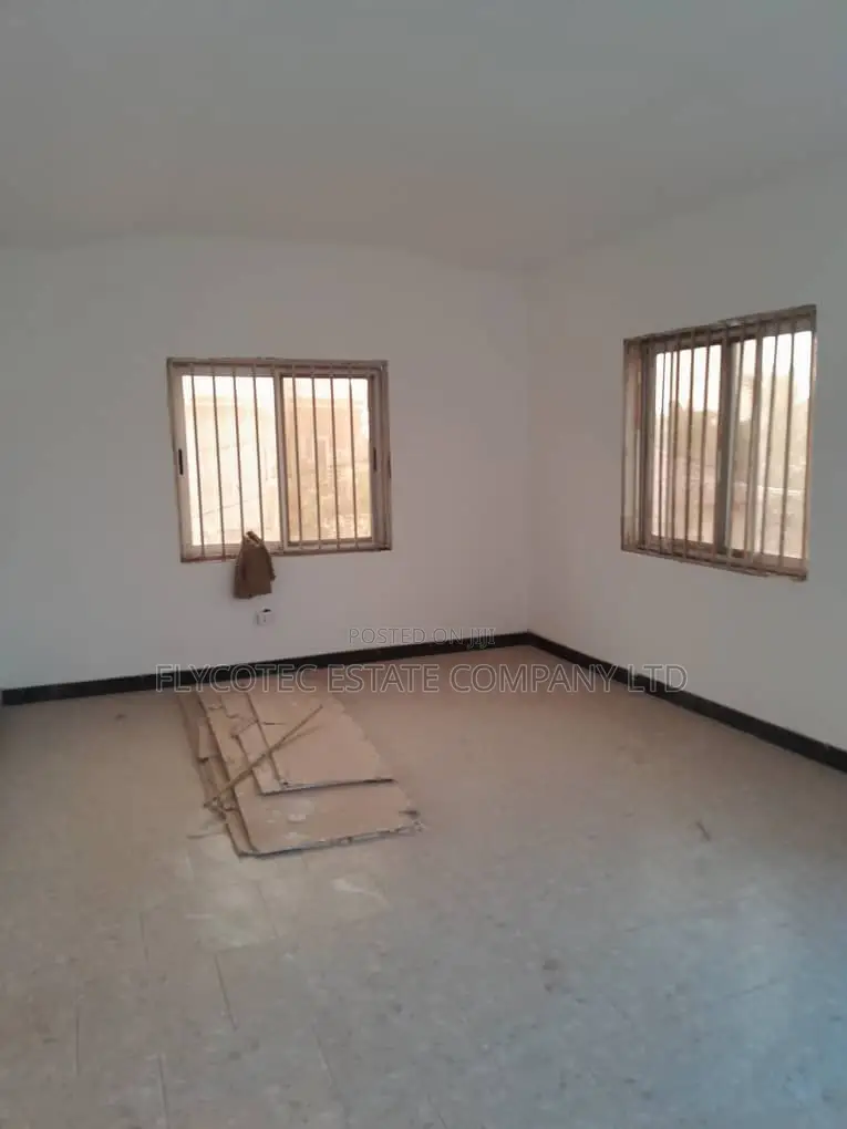 4bdrm Mansion in Feetec Properties, Tema Metropolitan for sale