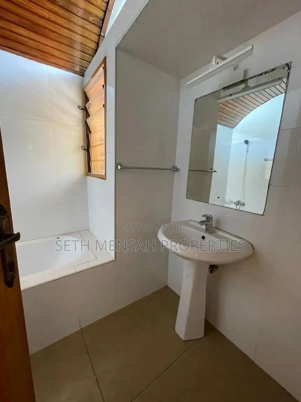 3bdrm Townhouse / Terrace in Skm, Airport Residential Area for rent