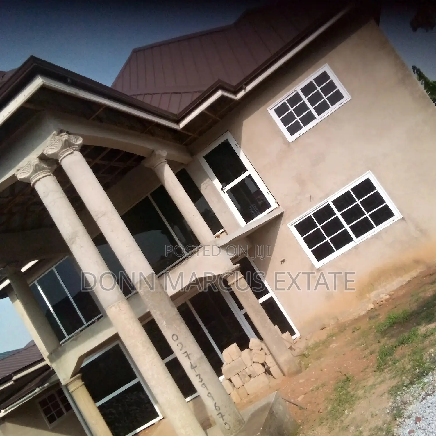 8bdrm House in Don Markus Extate, Kumasi Metropolitan for sale