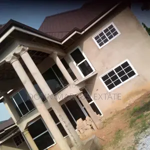 8bdrm House in Don Markus Extate, Kumasi Metropolitan for sale