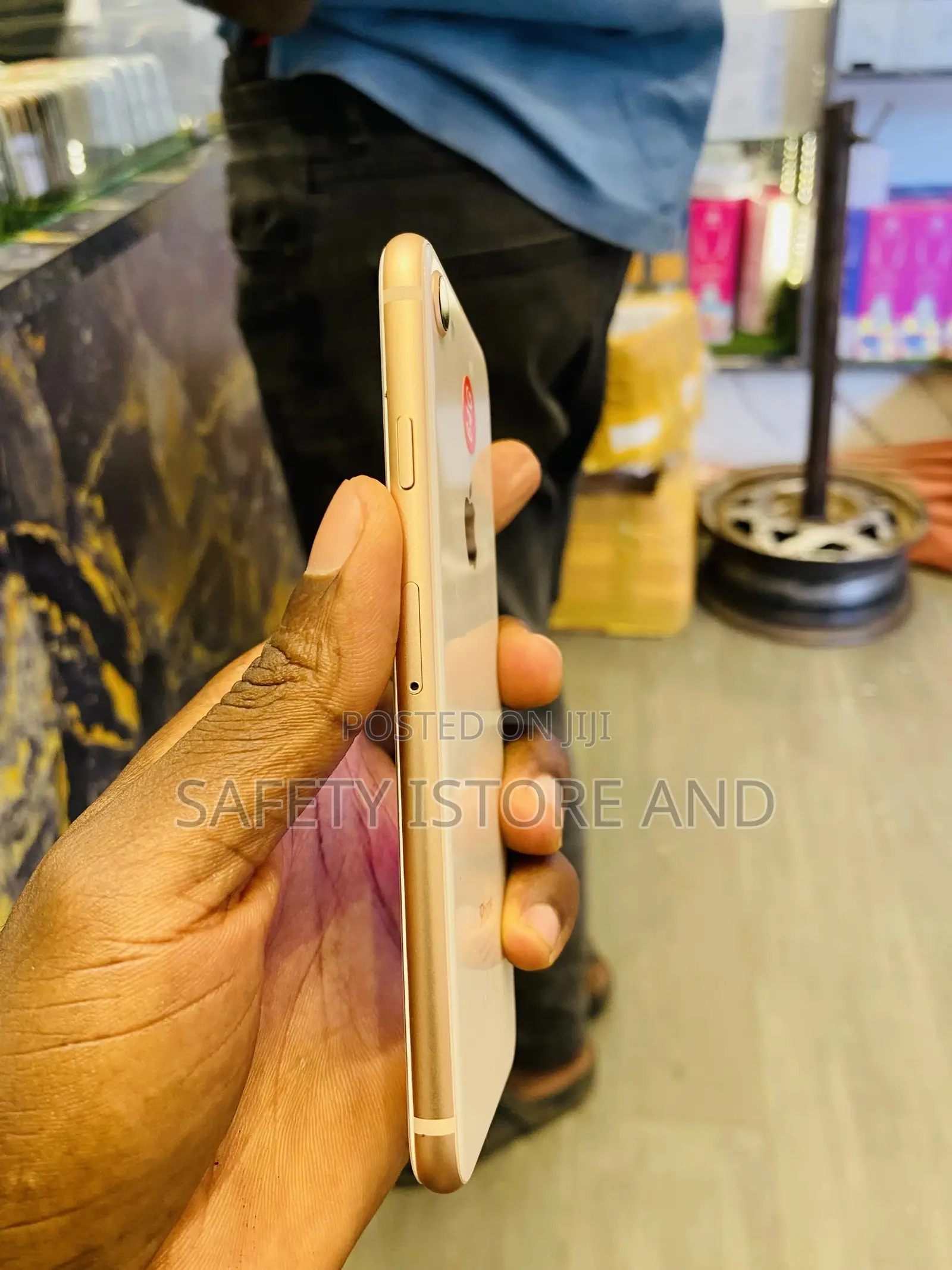 New Apple iPhone 8 64 GB Gold