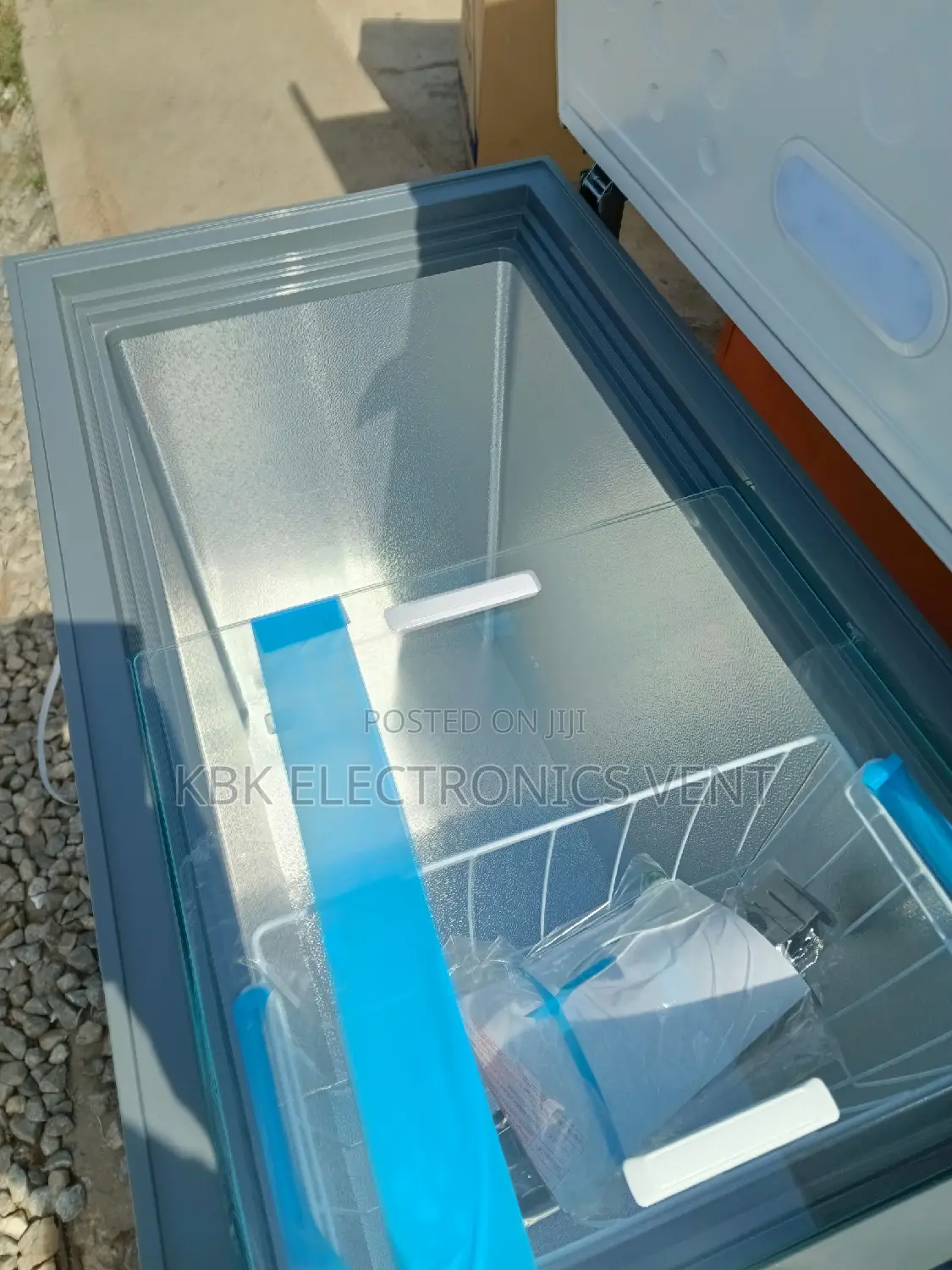 Pearl 200ltr Chest Freezer With Glass Top Cover