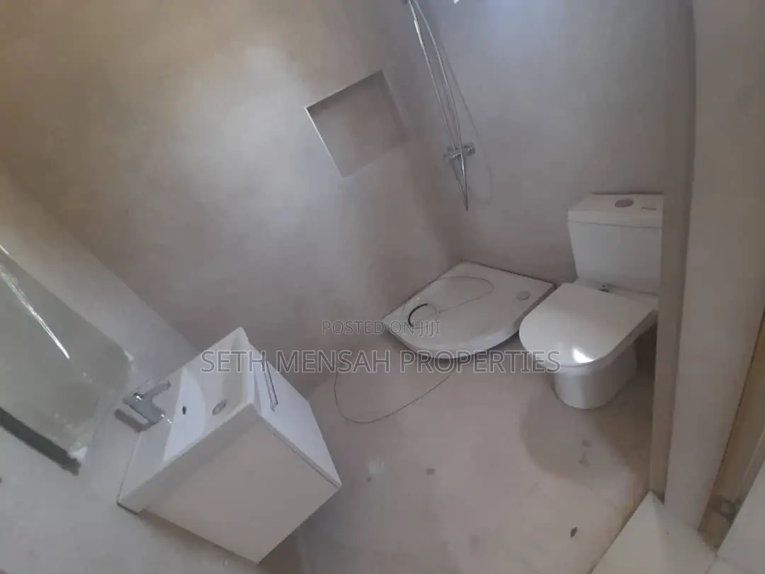 4bdrm House in Skm, Airport Residential Area for sale