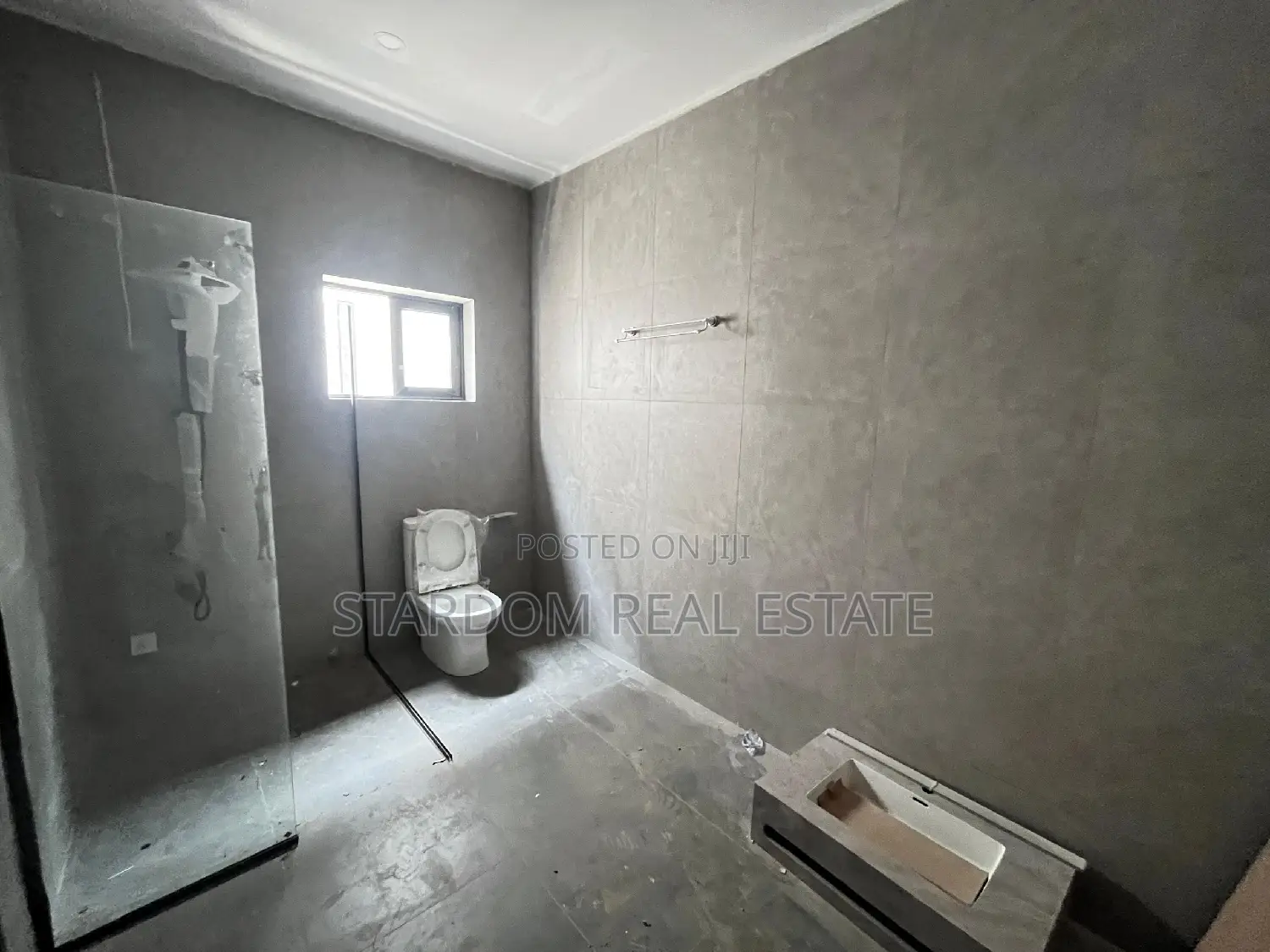 4bdrm Duplex in East Legon for sale