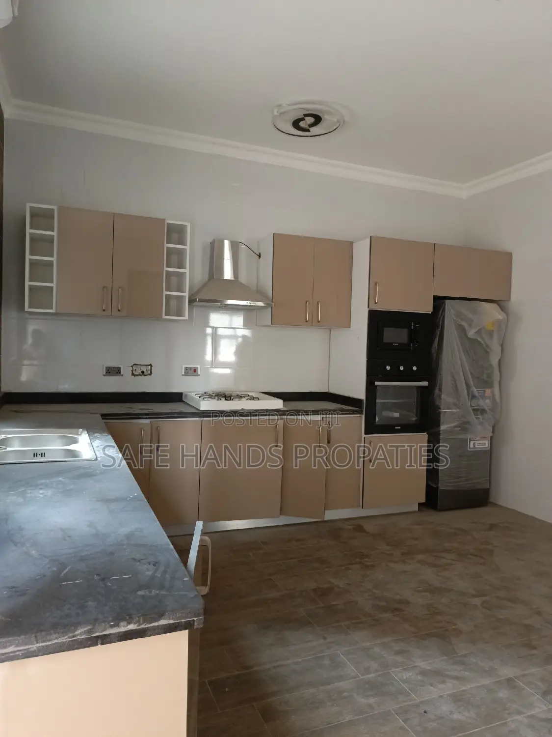 5bdrm Mansion in East Legon for rent