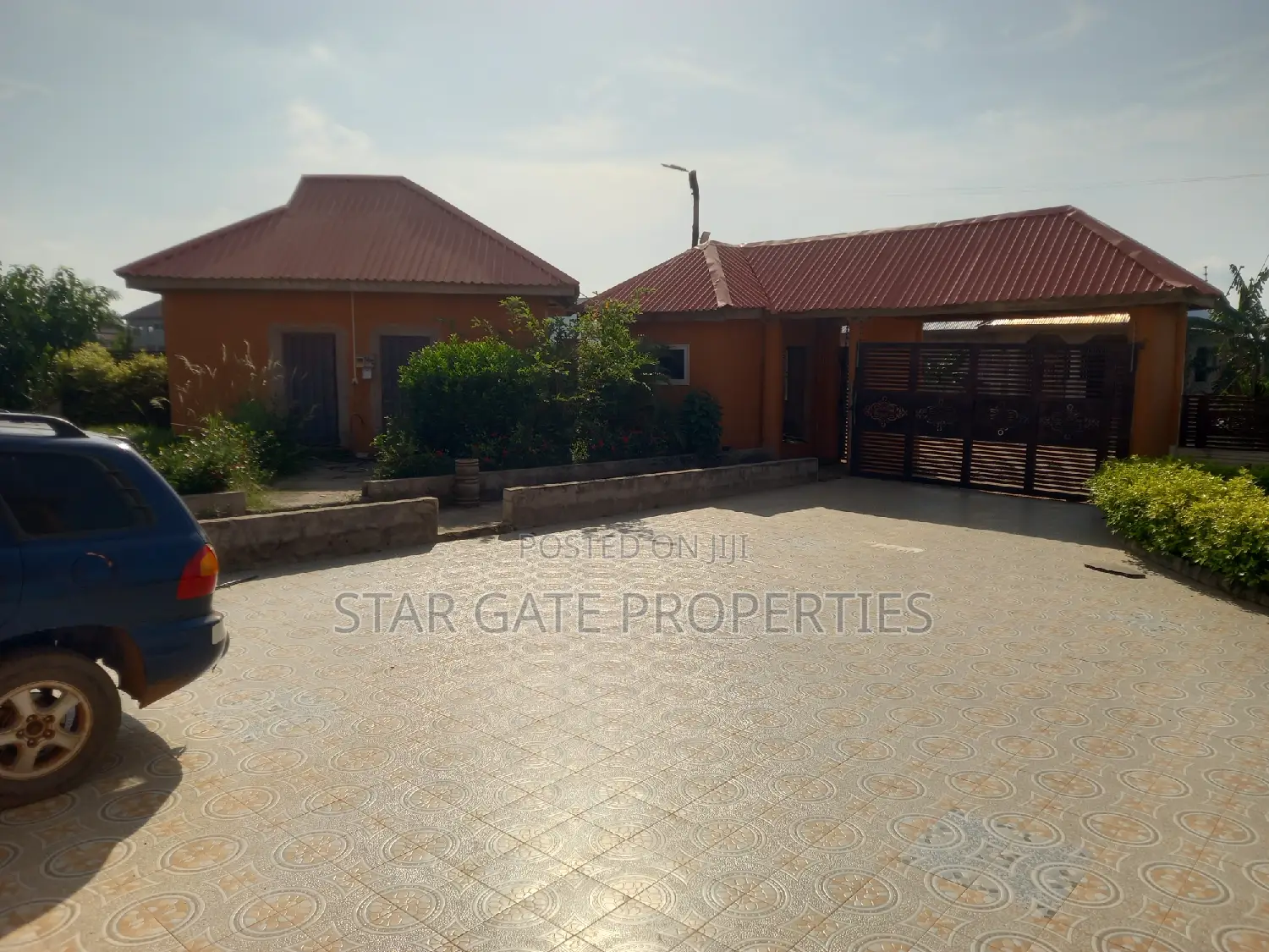 10bdrm House in Apromoase, Tech, Kumasi Metropolitan for sale